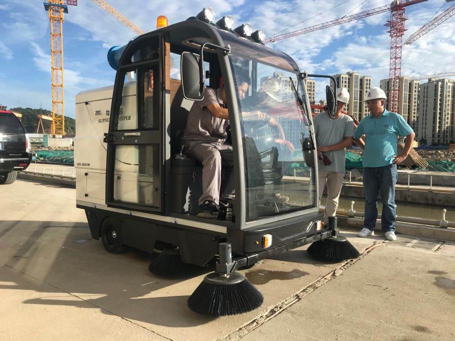 长兴龙海市电动清扫车：现代城市清洁的新解决方案